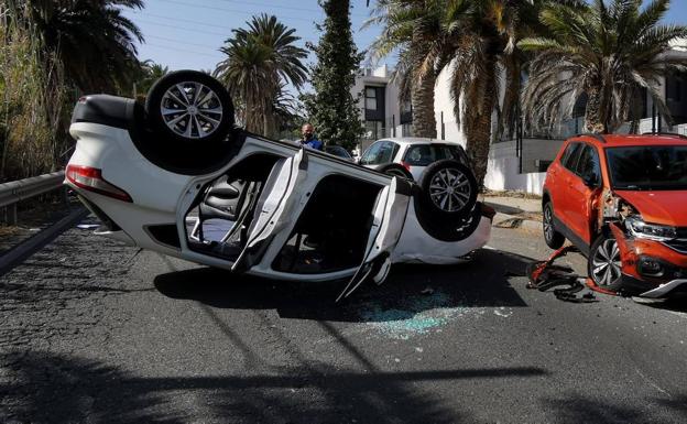 Una madre y su hijo de 5 años heridos al colisionar y volcar su coche en El Zurbarán