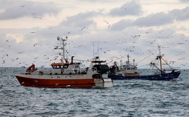 Francia amenaza con cortar la electricidad a Reino Unido por la crisis pesquera
