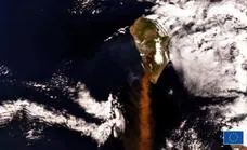 La columna del volcán de La Palma vista desde el espacio