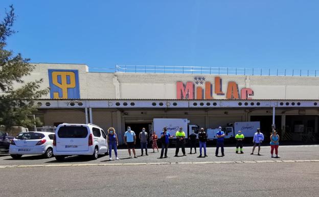 Imagen de la fábrica de Millac con algunos de los trabajadores del grupo que exigen una salida a la situación. / C7
