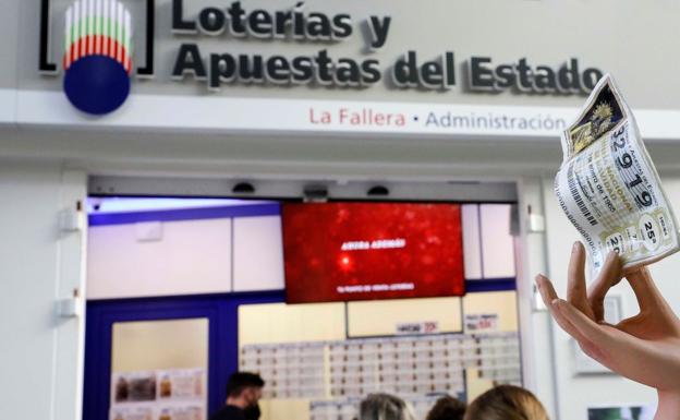 Encuentra 11 décimos de la lotería y los entrega a la Policía