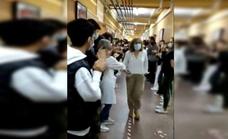 Vídeo: Emotiva despedida de unos alumnos a una orientadora de estudios