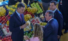 Pedro Sánchez se come un plátano canario para apoyar a La Palma