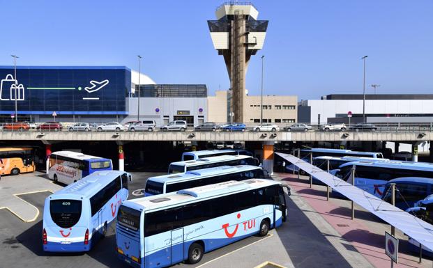 El aeropuerto de Gran Canaria arrancó octubre con un repunte del número de pasajeros, lo que confirma el inicio de la recuperación. / ARCADIO SUÁREZ