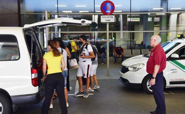 Lista la ordenanza que regulará a los taxistas en el aeropuerto