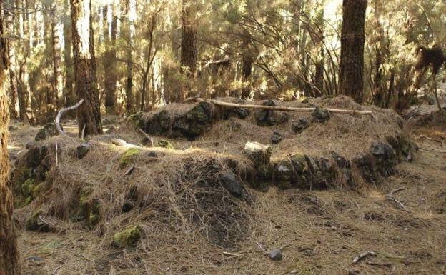 La ceniza hace peligrar un conjunto arqueológico de cabañas en La Palma