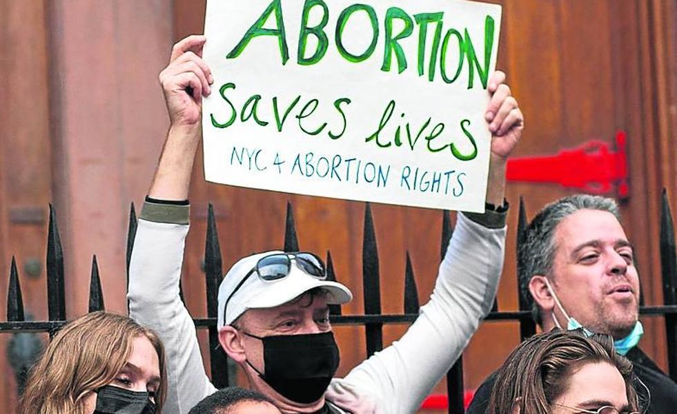 Un tribunal de apelaciones reinstaura la ley que prohíbe abortar en Texas