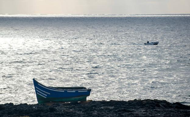 Salvamento rescata al sur de Fuerteventura a 49 ocupantes de una neumática