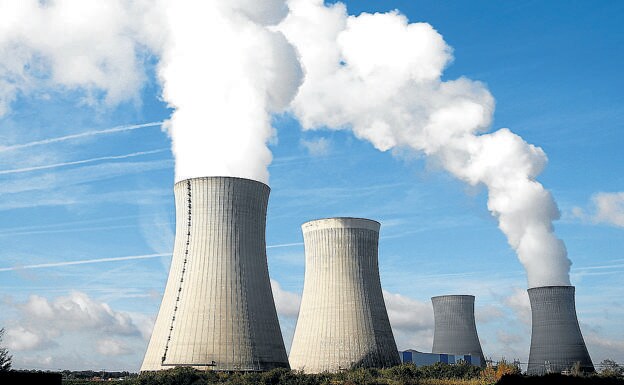 Torres de enfriamiento de la planta nuclear de Electricite de France (EDF) situada en Dampierre-en-Burl.