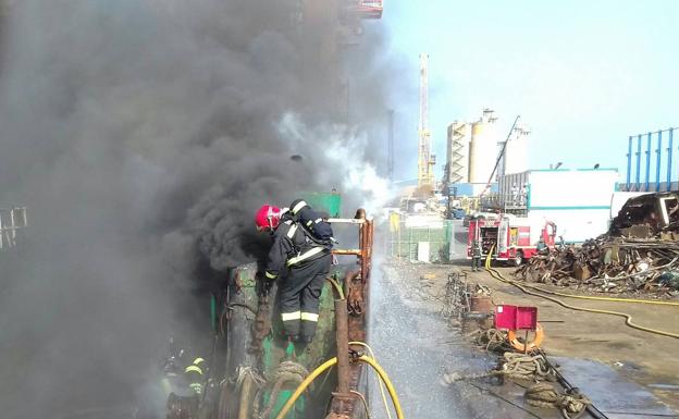 xtinción de un incendio en el interior de un barco atracado en el puerto por parte de agentes de bomberos de la capital grancanaria. /C7