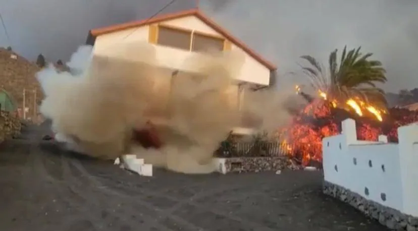 Impactante vídeo del momento en el que la lava arrasa una casa en La Palma
