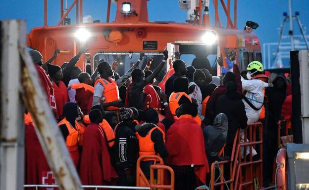 Mueren cuatro inmigrantes al naufragar una patera en Cádiz