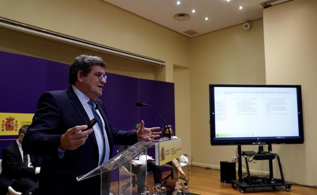 Miles de pensionistas salen a la calle para pedir la dimisión de Escrivá