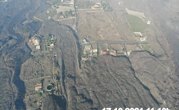 El frente de la colada que va al mar se encuentra a 200 metros del acantilado