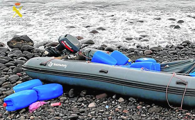 Incautan un alijo de 1.800 kilos de hachís en la costa del Burrero