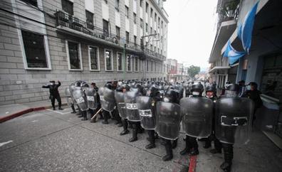 Cientos de exmilitares asaltan el Congreso de Guatemala