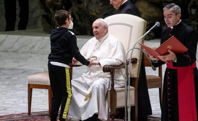 Un niño con discapacidad sube de forma espontánea al estrado del Papa