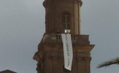 Activistas colocan una pancarta en la Catedral reivindicando una Canarias libre
