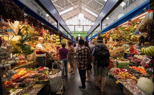 1 plátano=1 euro, el mercado de Vegueta recauda para damnificados de La Palma