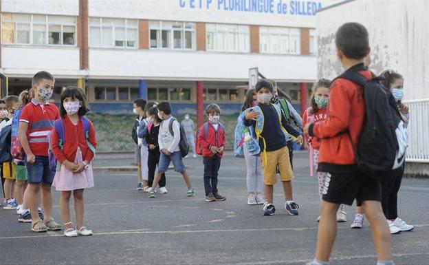 Sanidad y comunidades revisan esta semana flexibilizar mascarillas en los recreos