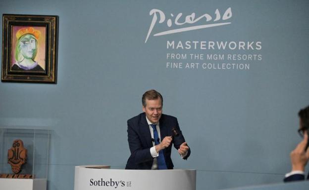 Un momento de la subasta de las obras de Picasso. /Reuters
