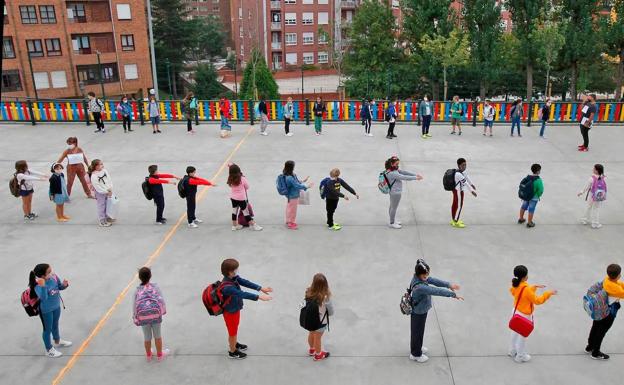 Darias insiste en un acuerdo para poner fin a las mascarillas en el recreo