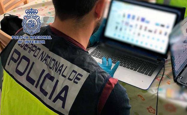 Especialistas de la Policía Nacional en delitos através de las redes sociales.