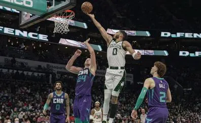 Los Celtics de un estelar Tatum endosan la primera derrota a los Hornets