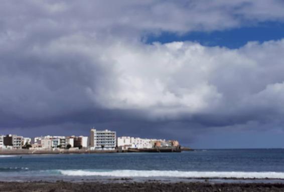 Las nubes se quedan este miércoles en Canarias