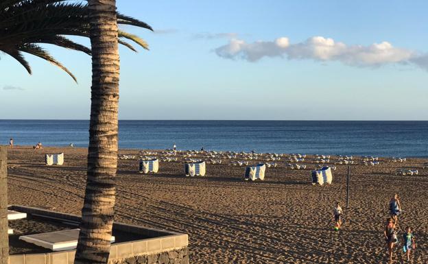 Las playas de Puerto del Carmen recuperan las hamacas
