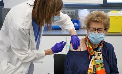 Los mayores de 70 años estrenan hoy el doble pinchazo covid-gripe en las islas
