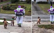 Papá fanático de Toy Story disfraza a sus hijos del perrito Slinky