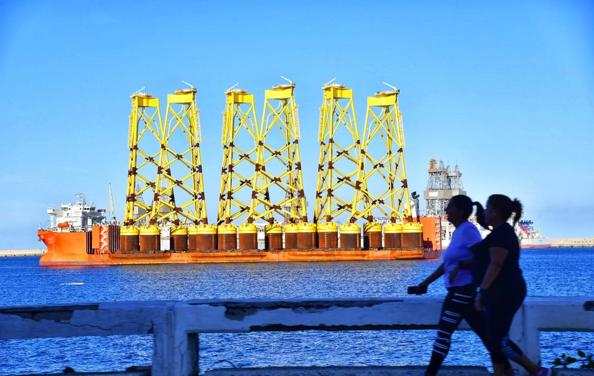 El 'Fan Zhou 10' impresiona en La Luz por las espectaculares estructuras que lleva a bordo