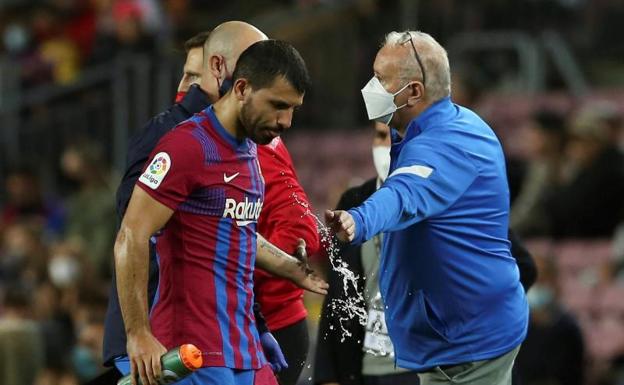 Agüero abandonó el Camp Nou en ambulancia