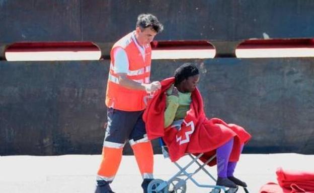 Tres embarazadas y tres menores, entre los 101 últimos rescatados en la Ruta Canaria