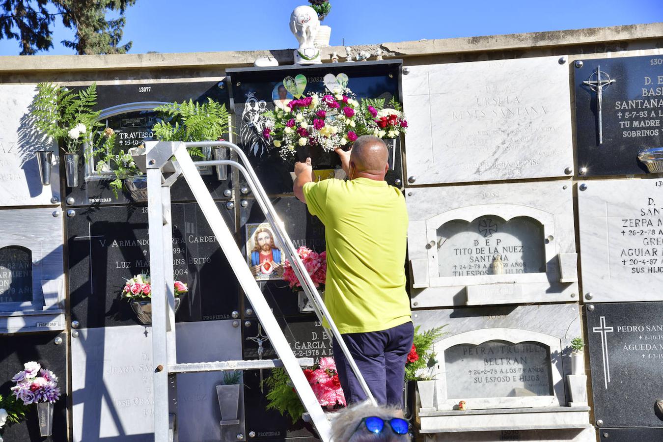 Afluencia masiva pero sin aglomeraciones en los cementerios capitalinos