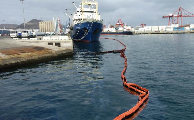 Un vertido de fuel en el muelle obliga a activar el plan marítimo