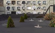 La ceniza cubre el cementerio de Los Ángeles en La Palma