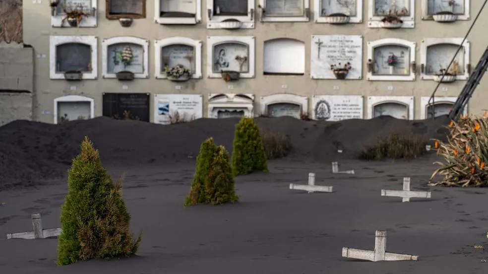 La ceniza cubre el cementerio de Los Ángeles en La Palma