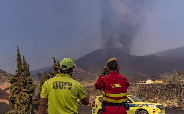 El cono expulsa bombas volcánicas por el flanco sur
