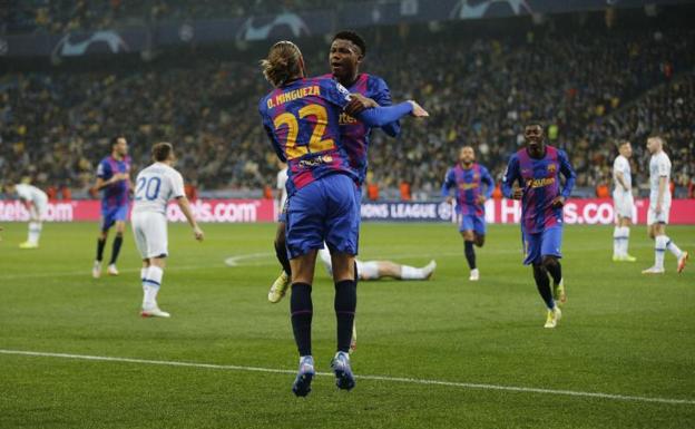 Ansu Fati celebra su gol con Mingueza. /Valentyn Ogirenko (Reuters)
