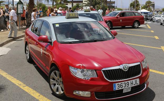 Yaiza se refuerza con taxis de Tías y valorará aumentar el cupo de licencias