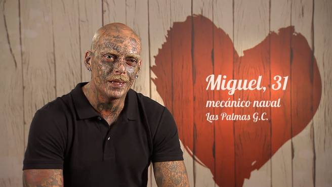 El canario Miguel sorprende en 'First Dates': «me considero un marciano»