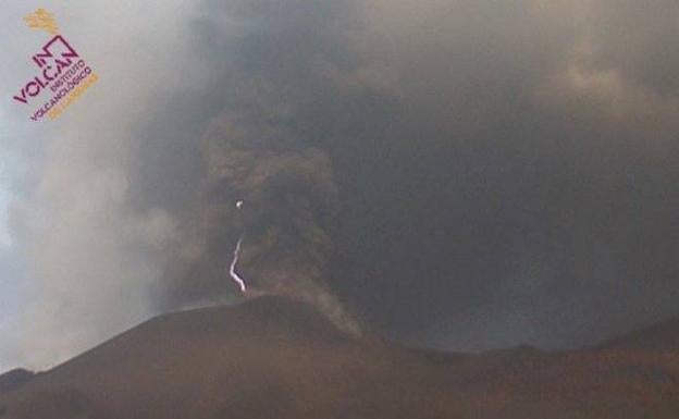 Restringen el acceso a Puerto Naos por la cercanía de la lava