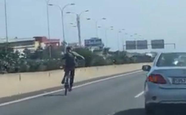 Baja por la TF-5 en bicicleta, sin usar el manillar y sin casco