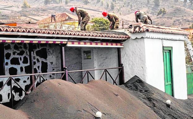 Tres personas se caen al limpiar la ceniza de los tejados y una está en la UCI
