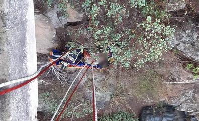 Rescatan a un ciclista que se cayó por un barranco en Arico