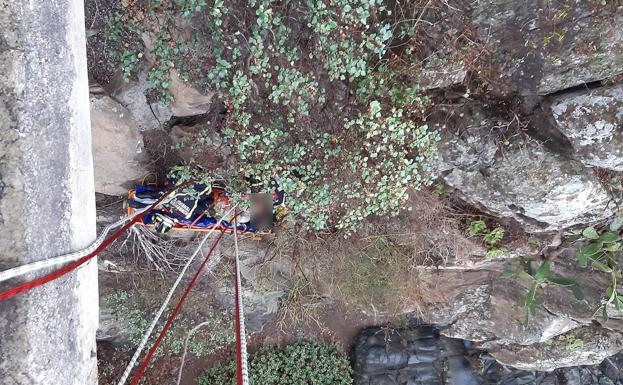 Rescatan a un ciclista que se cayó por un barranco en Arico