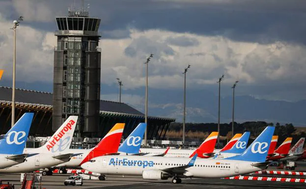 Aviones de Iberia y Air Europa en un aeropuerto. 