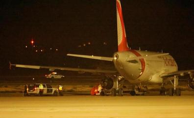 Doce detenidos tras la huída de pasajeros de un avión en Mallorca